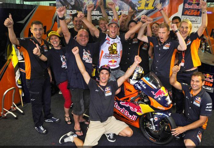 O Sandro Cortese και η ομάδα της Red Bull KTM Ajo, πανηγυρίζουν την κατάκτηση του τίτλου.